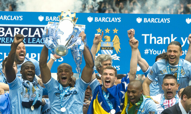 image: 100 poeng er passert når Manchester City løfter Premier League-trofeet i mai